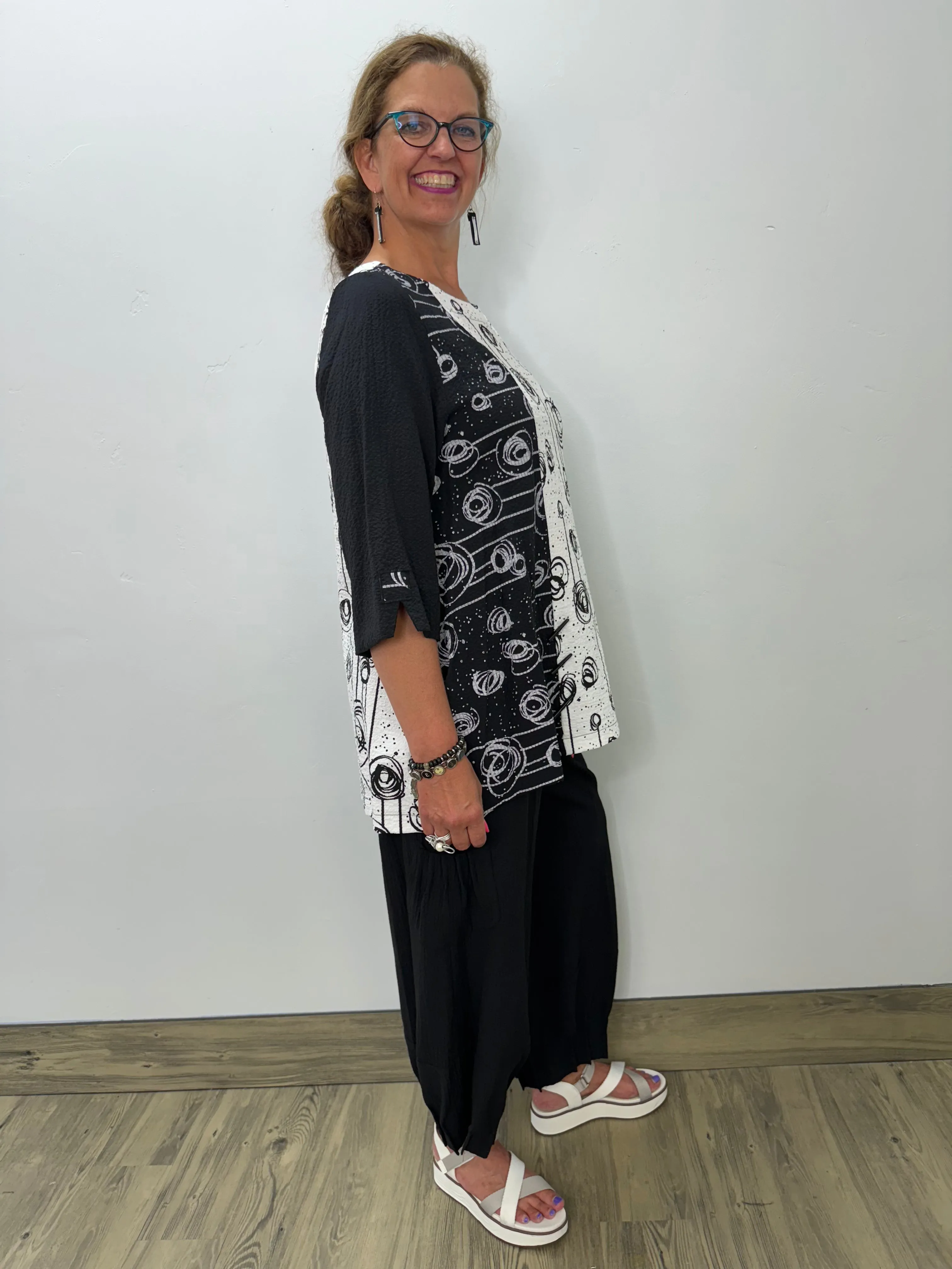 Black and White Swirl 3/4 Sleeve Tunic